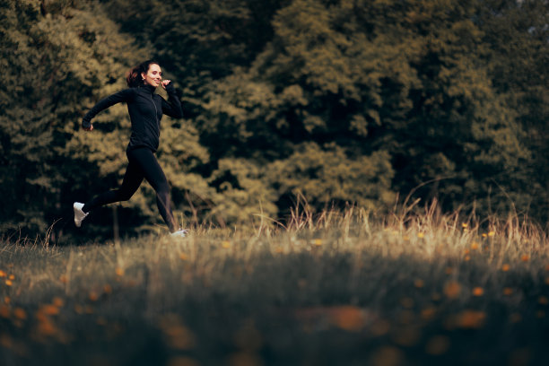 快乐活跃的女人在大自然中户外跑步图片下载