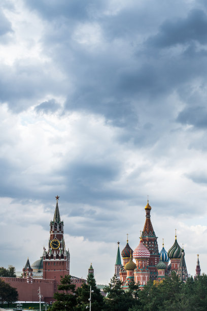 莫斯科红场上的圣瓦西里大教堂、克里姆林宫的塔楼和城墙，阴云密布图片下载