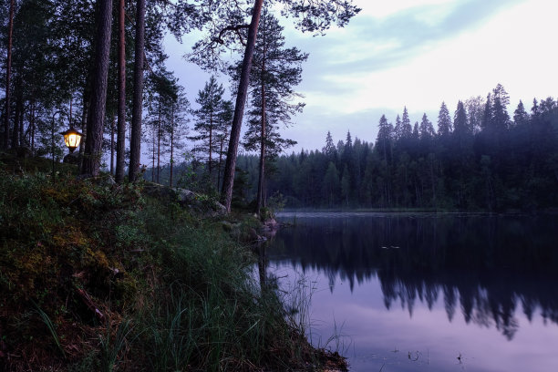 芬兰湖自然景色优美，晚霞薄雾图片下载