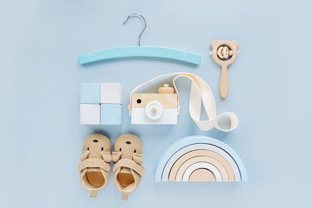 可爱的鞋子，牙齿，木制玩具和彩虹。一套婴儿用品和配件的男孩在浅蓝色的背景。婴儿洗澡的概念。时尚的新生儿。平铺，俯视图图片下载