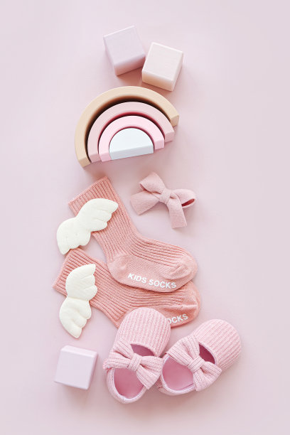 粉红色的袜子，鞋子和玩具。一套婴儿用品和配件的女孩在粉彩背景。婴儿洗澡的概念。时尚的新生儿。平铺，俯视图图片下载