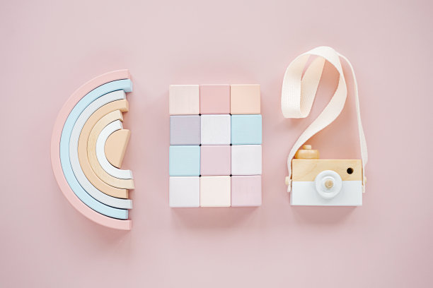 木制彩虹，彩色积木和玩具相机。时尚的婴儿玩具粉彩背景。环保，无塑料玩具配件的孩子。平铺，俯视图图片下载