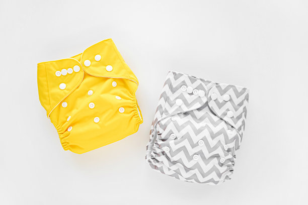 可重复使用的布婴儿尿布。白色背景的环保布尿布。可持续的生活方式。“零浪费”的概念。图片下载