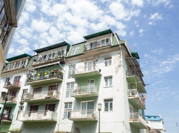 城市建筑。市中心的老房子。城市中的贫民窟。对比。图片下载