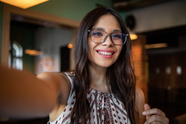 我在我最喜欢的酒吧为我的博客自拍了一张图片下载