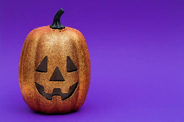 万圣节派对的现代明信片。南瓜杰克，黑色的南瓜，时髦的紫色背景。带有文本复制空间的横幅。图片下载