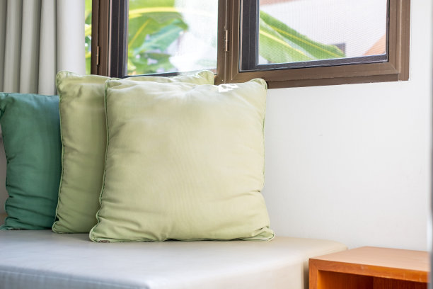 客厅靠窗的沙发和枕头图片下载