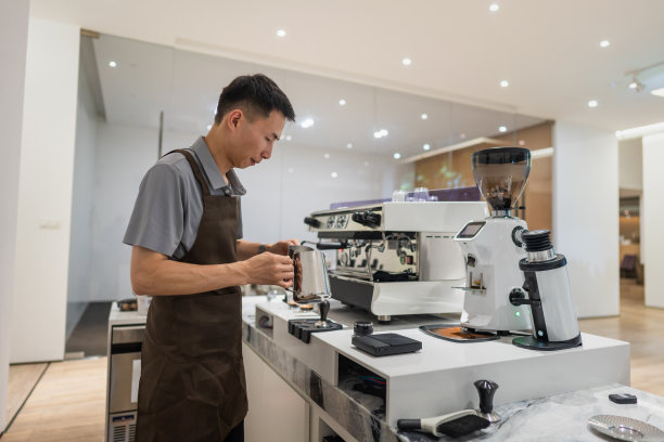 一名亚洲男子正在煮咖啡图片下载