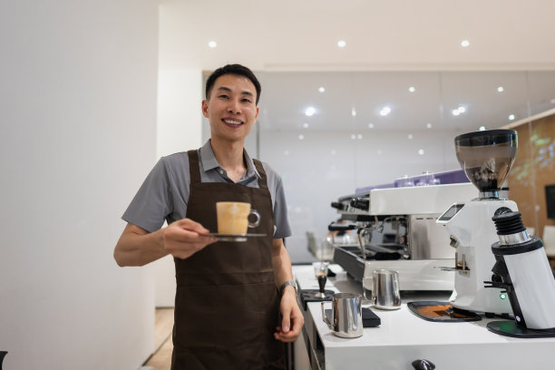 一名亚洲男子正在煮咖啡图片下载
