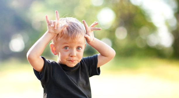 这个小男孩在做鬼脸图片下载