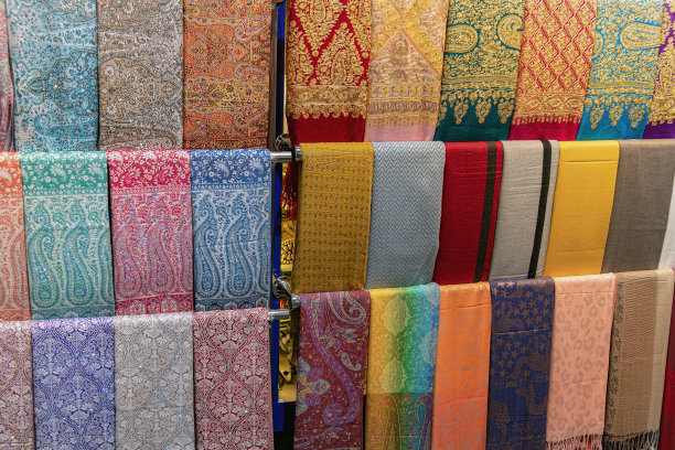 阿拉伯联合酋长国迪拜市集中的彩色面料图片下载
