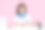 年轻的亚洲商业女性穿着休闲衬衫和耳机在脖子上。她坐在白色的办公桌和电脑笔记本电脑隔离在粉彩背景工作室工作。图片下载