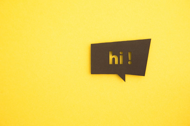 黄色背景上的Hello语音泡泡。图片下载