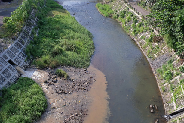 小河污染了河水图片下载