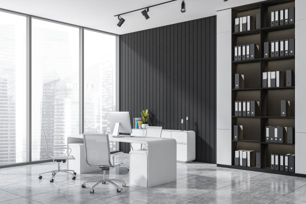 明亮的办公室内部的角落视图，全景窗户图片下载