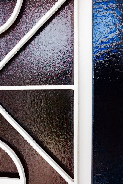 彩色玻璃门的礼拜堂特写。图片下载