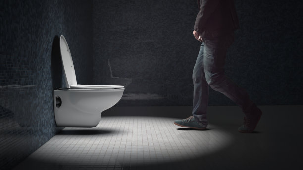男人走向抽水马桶。需要和必要性图片下载