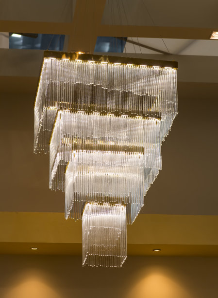 天花板上悬挂着水晶吊灯图片下载