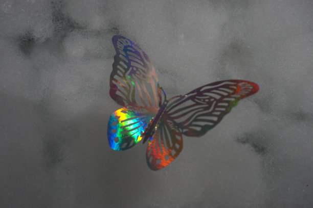 蝴蝶纸在多云的天空图片下载