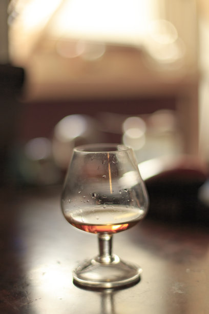一杯干邑几乎空了图片下载