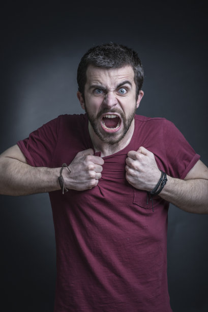 尖叫的男人，愤怒和沮丧，撕扯衬衫，大声喊叫图片下载