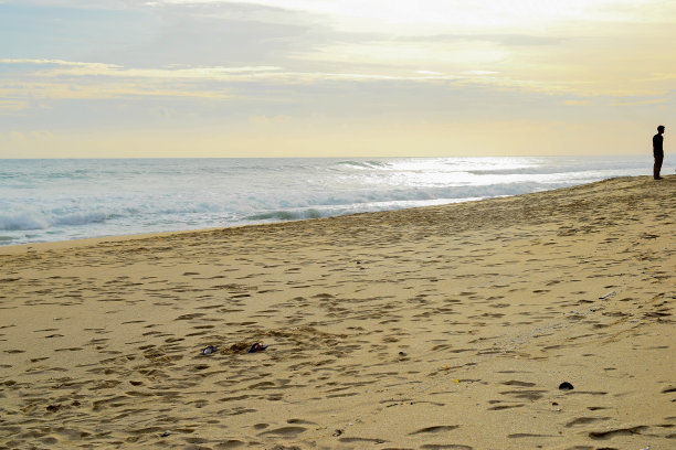 景观柔和的海浪蓝色的大海在沙滩的背景图片下载