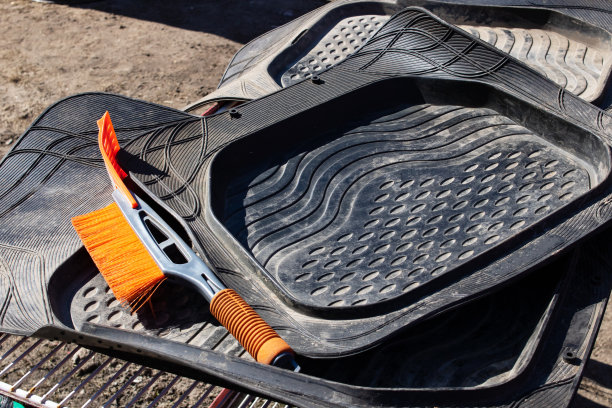 橡胶车垫和刷子在阳光下干燥图片下载