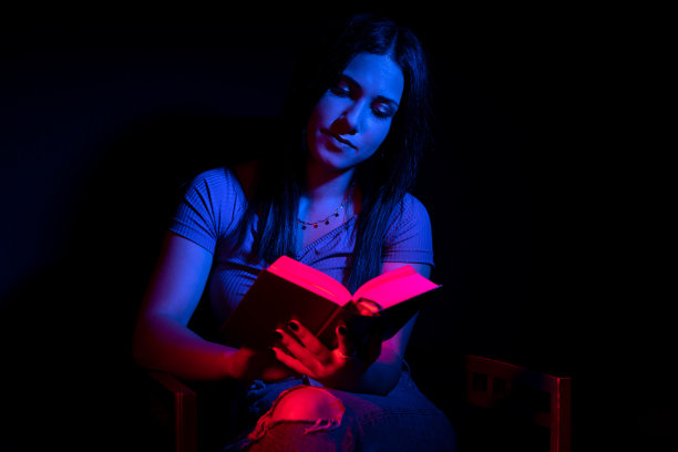 女人与红色和深蓝色凝胶照明。图片下载