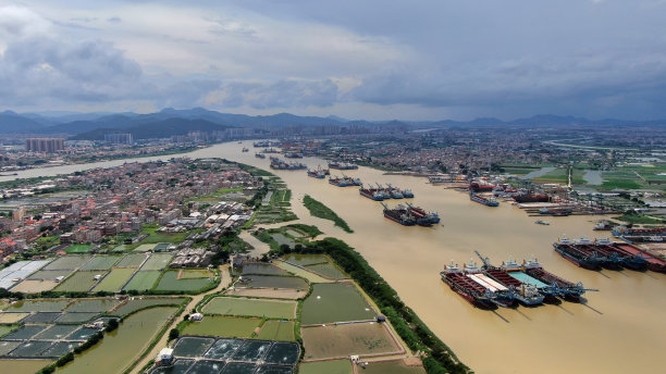运输船在河中行驶图片下载