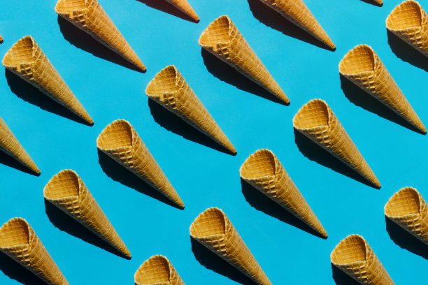 蓝色背景上重复图案的冰淇淋华夫筒图片下载