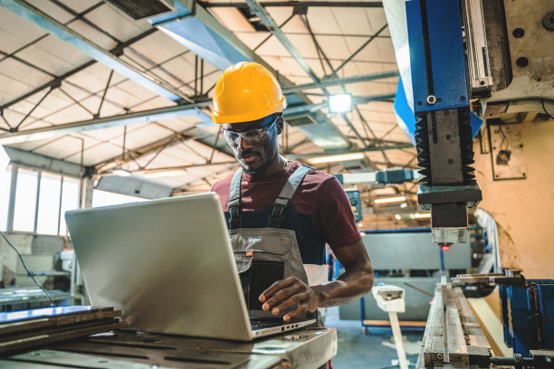 在工厂工作的技术员使用笔记本电脑图片下载