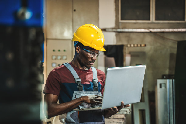 在工厂工作的技术员使用笔记本电脑图片下载