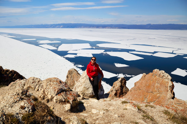 一名女子春季在贝加尔湖旅行，奥利洪岛北部热门旅游目的地，萨甘-胡顺角或三兄弟岩。图片下载