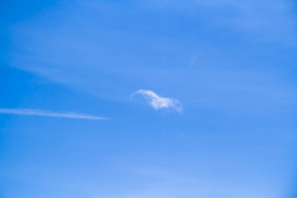 积云。蓝色背景上的白云。图片下载