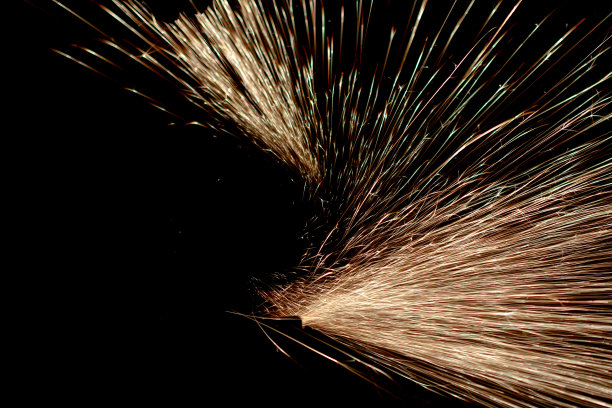 黑暗中的火花。线的光。图片下载