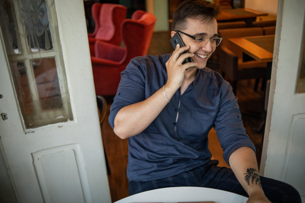 我在网上工作，这让我可以在我最喜欢的咖啡馆工作图片下载