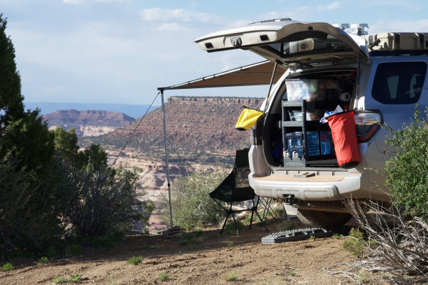 在引人注目的景观露营地的Overlanding图片下载
