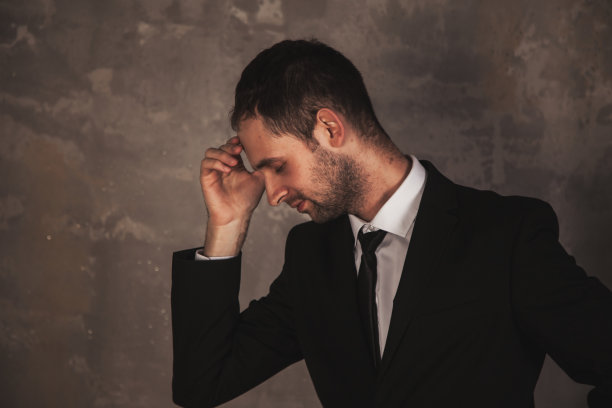 西装革履的抑郁疯子描绘了恐怖和恐惧图片下载