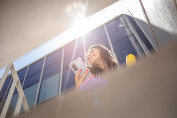 女学生在大学楼前的公园里图片下载