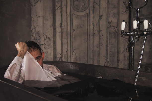 抑郁青年心理健康在家里浴室的浴缸里图片下载