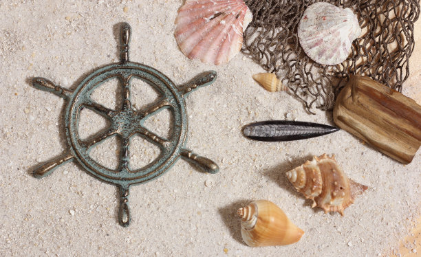 以沙滩为背景的渔网和贝壳船长轮图片下载