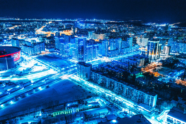 夜晚现代城市的鸟瞰图。夜晚街道明亮的灯光。叶卡捷琳堡。俄罗斯图片下载