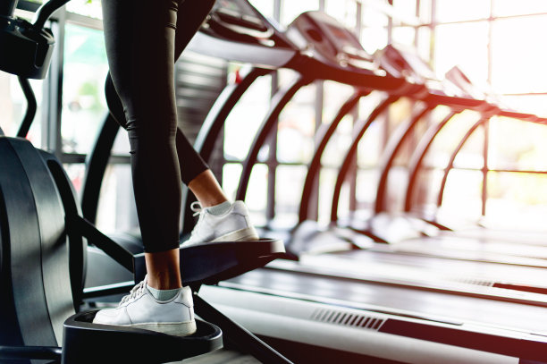 健身房里的亚洲女孩在自动跑步机上锻炼图片下载
