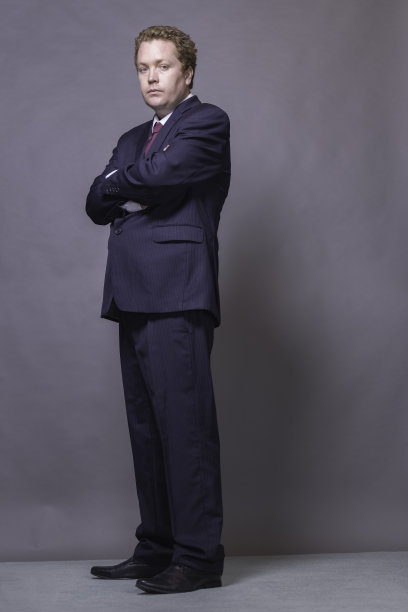 穿着细条纹西装的男人图片下载