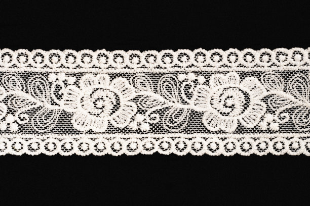 白色花边在黑色背景孤立水平。近距离图片下载