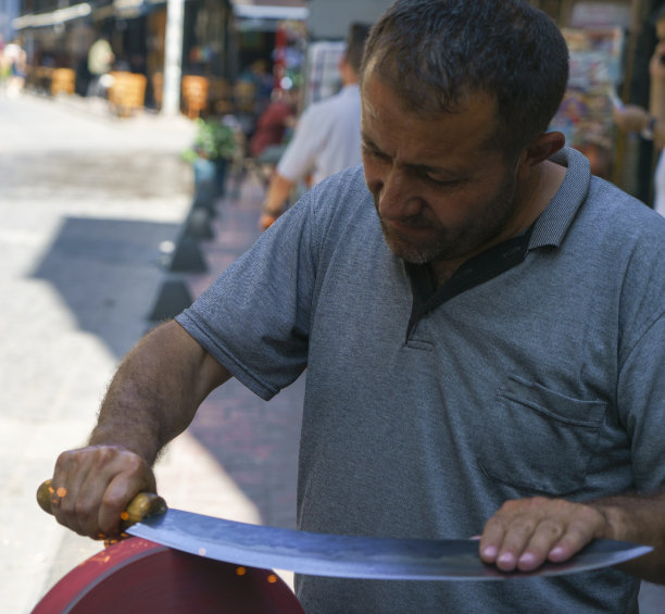 男人在磨刀图片下载