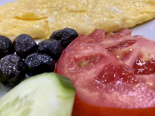 芝士煎蛋卷和早餐，配橄榄和西红柿图片下载