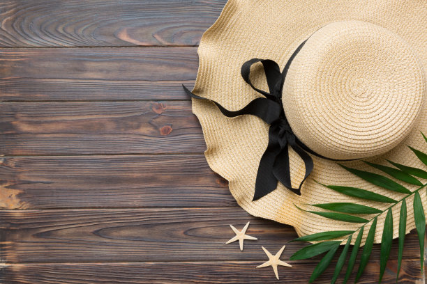 暑假。夏天的概念与草帽和热带树叶。平铺，俯视图，拷贝空间图片下载