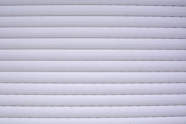 平行塑料板的白色背景。卷门。图片下载