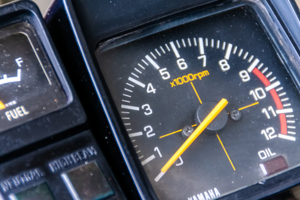 特写黑色老式模拟摩托车仪表盘仪器与一个与黄色压力表显示指标的细节。这张照片是最好的复古车库商店和车队背景图片下载